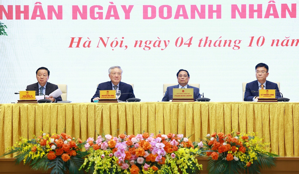 Thủ tướng Phạm Minh Chính gặp mặt đại diện doanh nghiệp nhân Ngày Doanh nhân Việt Nam (13/10). (Ảnh: Dương Giang/TTXVN)