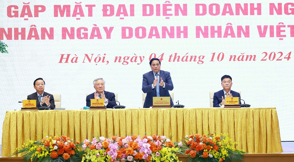 Thủ tướng Phạm Minh Chính gặp mặt đại diện doanh nghiệp nhân Ngày Doanh nhân Việt Nam (13/10). (Ảnh: Dương Giang/TTXVN)