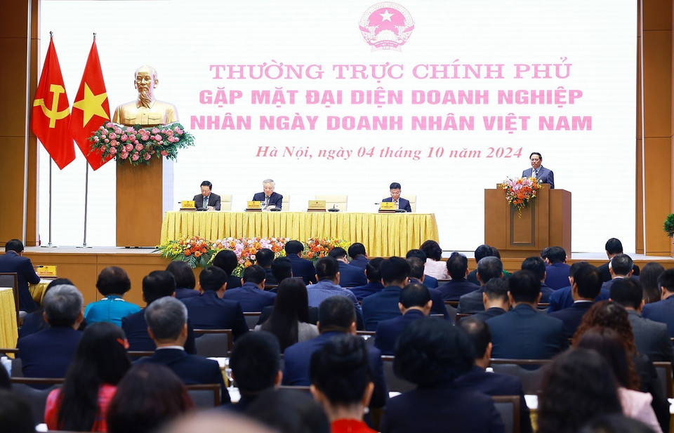 Thủ tướng Phạm Minh Chính phát biểu tại buổi gặp mặt đại diện doanh nghiệp nhân Ngày Doanh nhân Việt Nam (13/10). (Ảnh: Dương Giang/TTXVN)