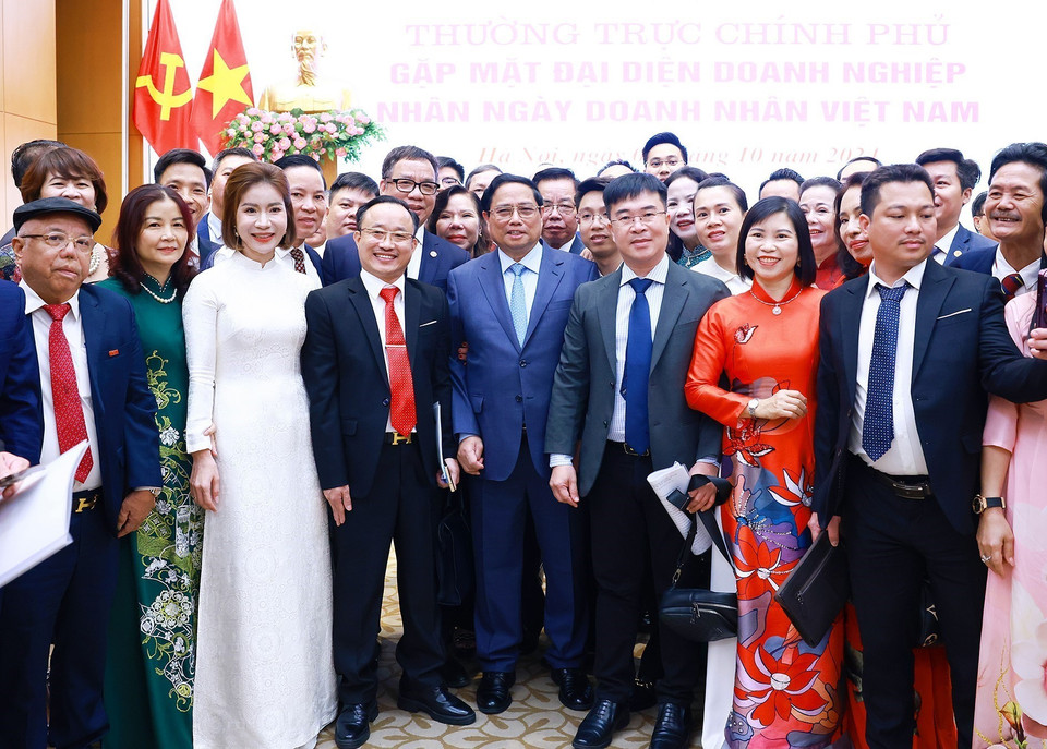Thủ tướng Phạm Minh Chính với các doanh nhân. (Ảnh: Dương Giang/TTXVN)