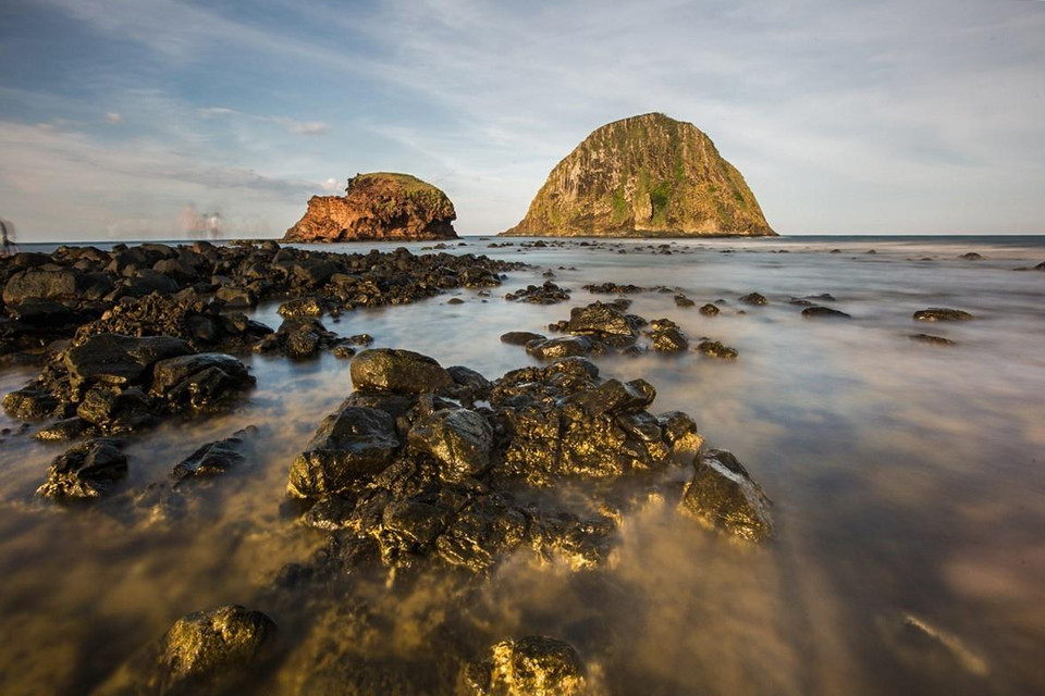 Những lúc thủy triều xuống, chỉ cần lội bộ ra biển một đoạn là có thể ngắm nhìn và chạm được vào rặng san hô ở Hòn Yến rất dễ dàng.(Ảnh: Trọng Đạt/TTXVN)