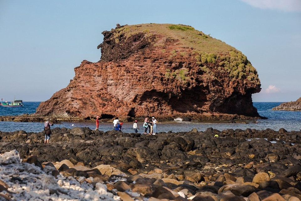 Địa danh Hòn Yến và hòn Sụn nơi đây vẫn còn nguyên vẹn những giá trị của tự nhiên với sự hình thành một hệ sinh thái biển qua nhiều năm. (Ảnh: Trọng Đạt/TTXVN)