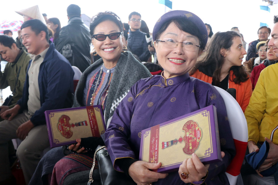 Tặng lịch Năm mới 2023 cho các đại biểu tham dự Lễ Ban Sóc triều Nguyễn. (Ảnh: Đỗ Trưởng/TTXVN)