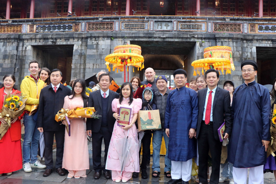 Lãnh đạo tỉnh Thừa Thiên-Huế tặng hoa cho những vị khách đầu tiên tham quan Quần thể di tích Cố đô Huế trong năm mới 2023. (Ảnh: Đỗ Trưởng/TTXVN)