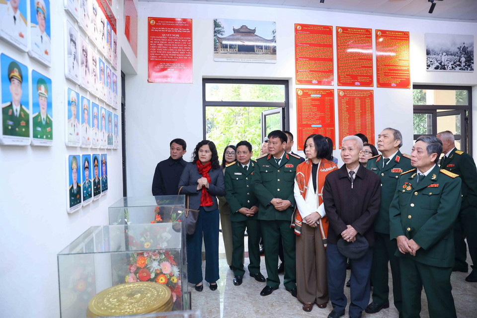 Các đại biểu tham quan nhà truyền thống của Sư đoàn 304. (Ảnh: An Đăng/TTXVN)