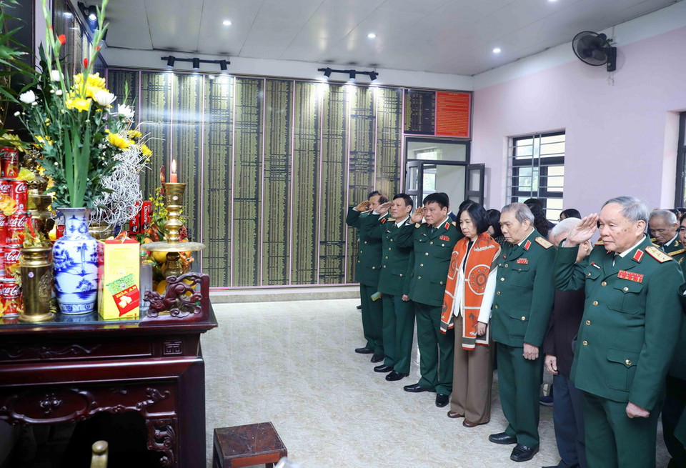 Các đại biểu tưởng niệm các Anh hùng liệt sỹ. (Ảnh: An Đăng/TTXVN)