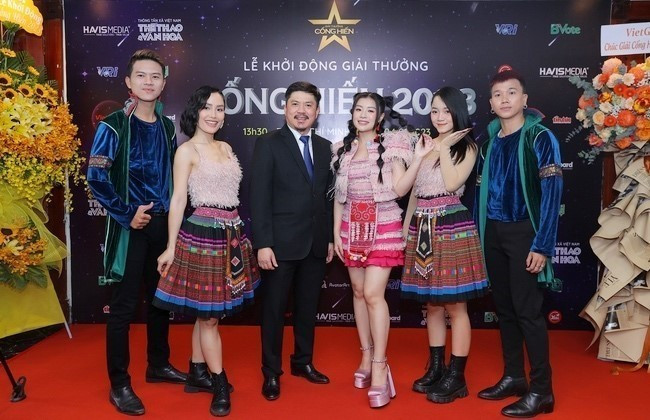 Các nghệ sỹ có mặt tại Lễ khởi động Giải thưởng Cống hiến 2023. (Ảnh: Thu Hương/TTXVN)