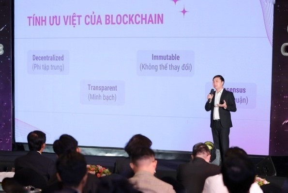 Ban tổ chức giới thiệu hệ thống bình chọn Bvote trong việc thu thập ý kiến khán giả bình chọn. (Ảnh: Thu Hương/TTXVN)