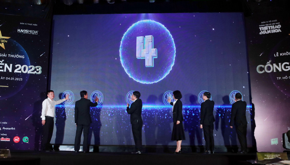 Các đại biểu thực hiện nghi thức nhấn nút khởi động giải thưởng. (Ảnh: Thu Hương/TTXVN)