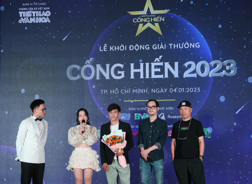 Nữ ca sỹ Phùng Khánh Linh giao lưu tại chương trình. (Ảnh: Thu Hương/TTXVN)