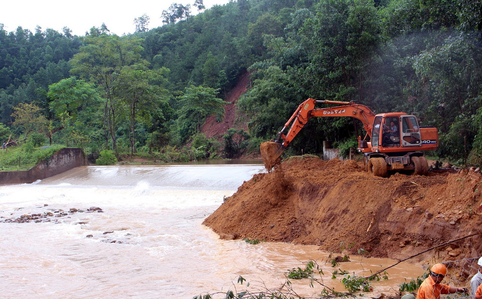 Huyện Ba Chẽ huy động nhân lực, phương tiện để xây dựng ngầm tạm bằng rọ đá tại thay thế cầu Cổ Ngựa bị sập đổ trong lũ. (Ảnh: Văn Đức/TTXVN)