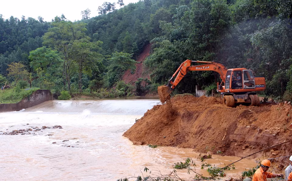 Huyện Ba Chẽ huy động nhân lực, phương tiện để xây dựng ngầm tạm bằng rọ đá tại thay thế cầu Cổ Ngựa bị sập đổ trong lũ. (Ảnh: Văn Đức/TTXVN)