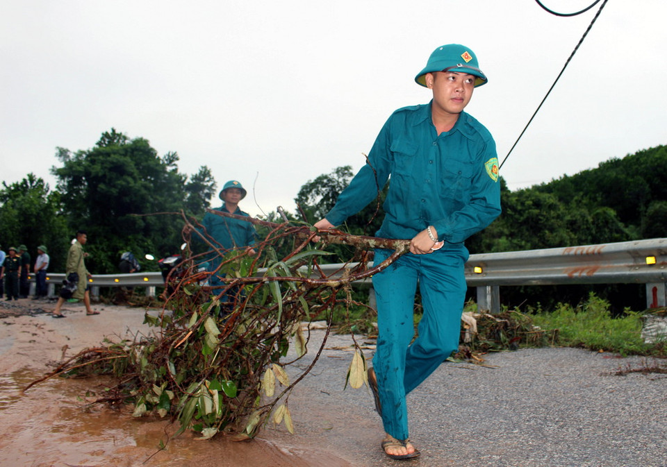 Huyện Ba Chẽ huy động dân quân dọn dẹp môi trường sau trận lũ quét tại xã Lương Mông. (Ảnh: Văn Đức/TTXVN)