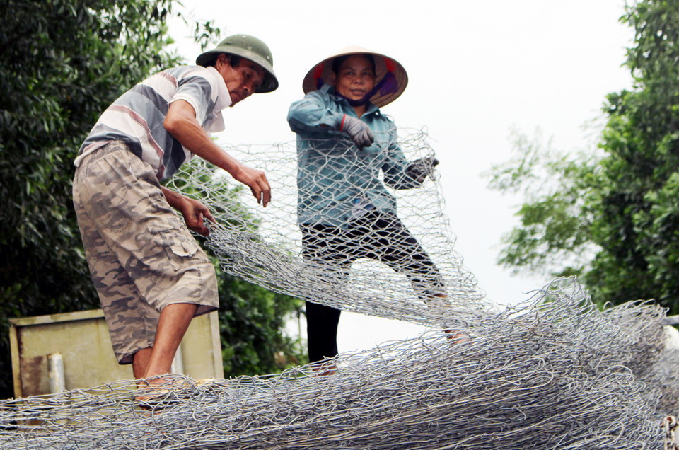 Hàng trăm chiếc rọ thép được huy động để làm ngầm tạm để thay thế cầu Cổ Ngựa bị sập đổ trong lũ. (Ảnh: Văn Đức/TTXVN)