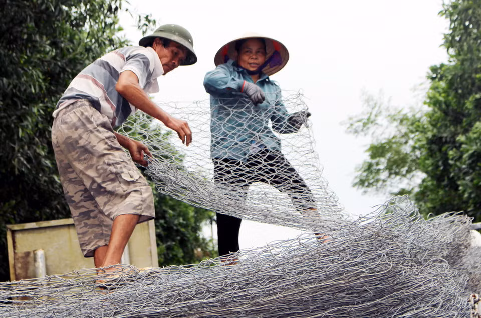 Hàng trăm chiếc rọ thép được huy động để làm ngầm tạm để thay thế cầu Cổ Ngựa bị sập đổ trong lũ. (Ảnh: Văn Đức/TTXVN)