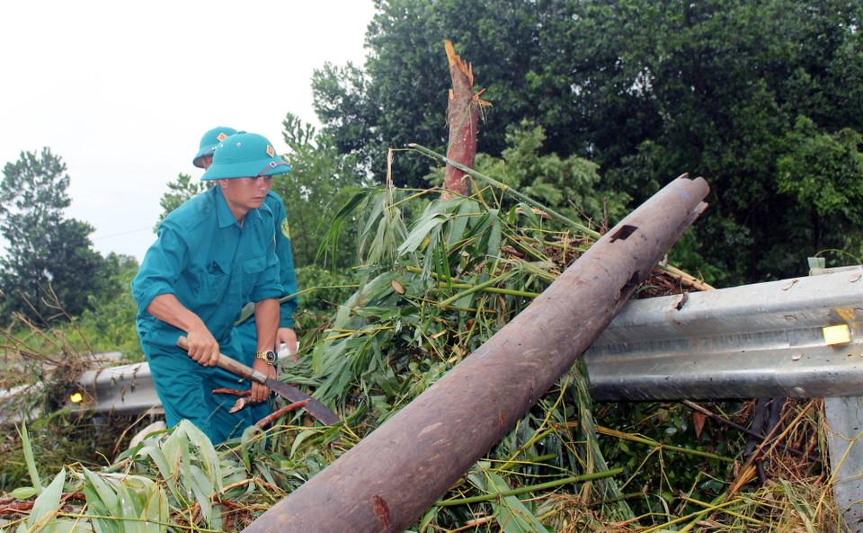 Huyện Ba Chẽ huy động dân quân dọn dẹp môi trường sau trận lũ quét tại xã Lương Mông. (Ảnh: Văn Đức/TTXVN)