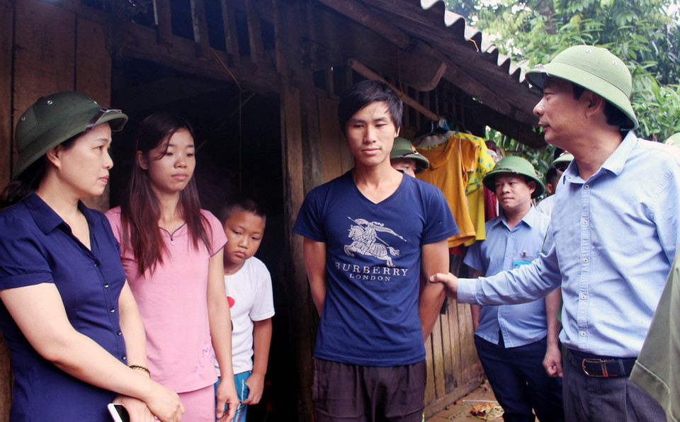 Bí thư Tỉnh ủy Quảng Ninh Nguyễn Văn Đọc (bên phải) thăm hỏi, động viên người dân vùng lũ ở xã Lương Mông, huyện Ba Chẽ. (Ảnh: Văn Đức/TTXVN)