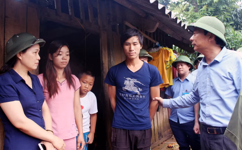 Bí thư Tỉnh ủy Quảng Ninh Nguyễn Văn Đọc (bên phải) thăm hỏi, động viên người dân vùng lũ ở xã Lương Mông, huyện Ba Chẽ. (Ảnh: Văn Đức/TTXVN)