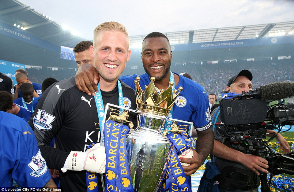 Kasper Schmeichel, thủ thành của Leicester City đã làm vang danh nhà Schmeichel sau khi cha của anh là Peter đăng quang cùng Manchester United.