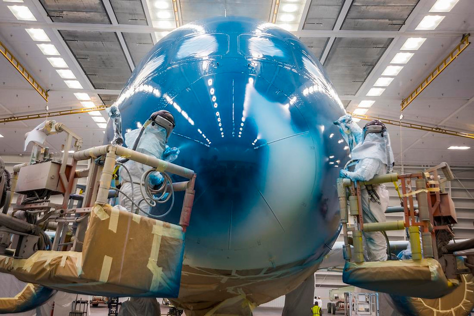 Phần sơn mũi tàu bay đang được các công nhân gấp rút hoàn thiện. (Ảnh: Boeing)