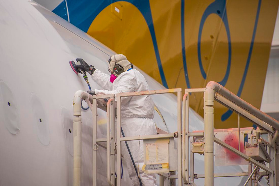 Công nhân đang tiến hành đánh bóng khung sườn máy bay. (Ảnh: Boeing)