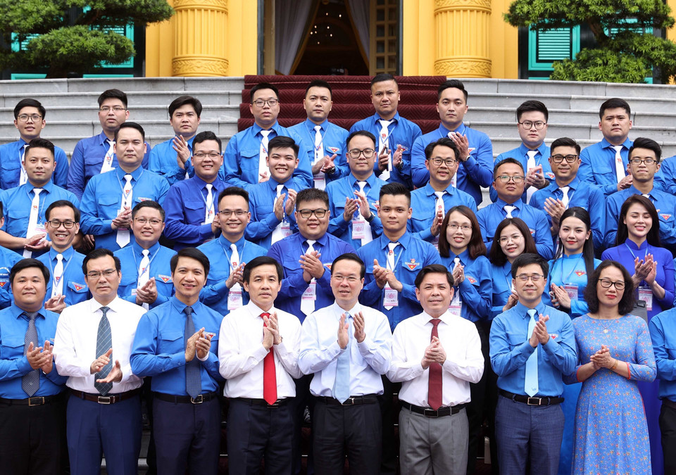 Chủ tịch nước Võ Văn Thưởng chụp ảnh chung với các đại biểu. (Ảnh: Thống Nhất/TTXVN)