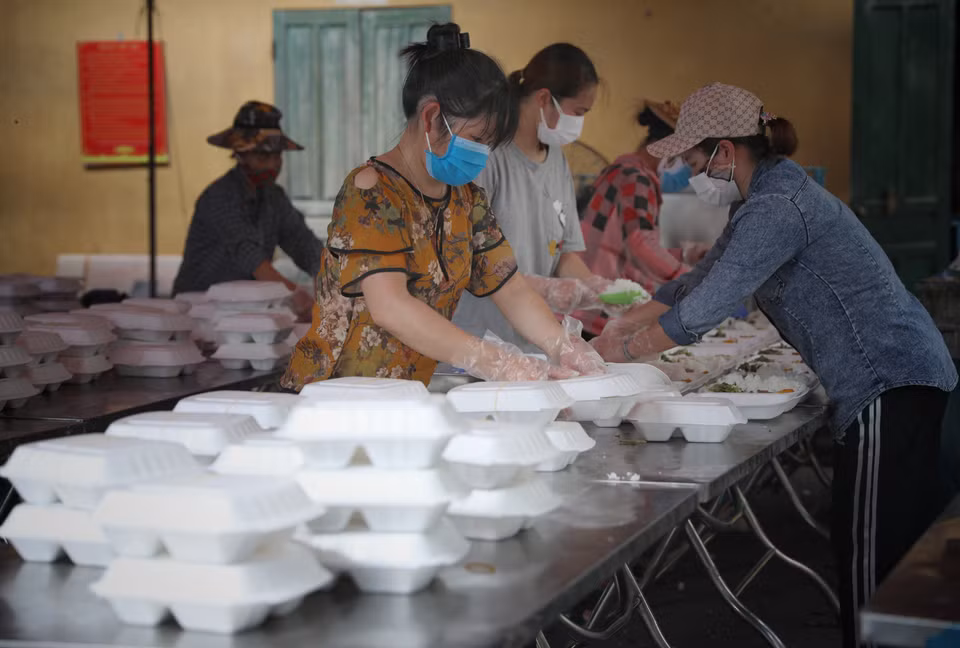 Hội Phụ nữ xã Việt Tiến chuẩn bị các suất cơm cho các khu cách ly trên địa bàn xã. (Ảnh: Danh Lam/TTXVN)