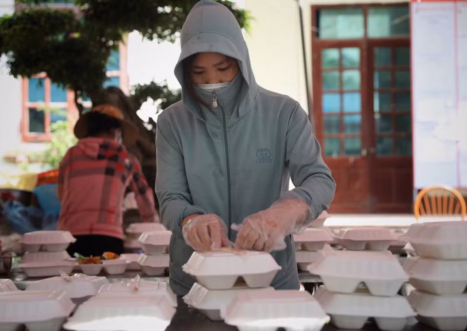 Hội Phụ nữ xã Việt Tiến chuẩn bị các suất cơm cho các khu cách ly trên địa bàn xã. (Ảnh: Danh Lam/TTXVN)