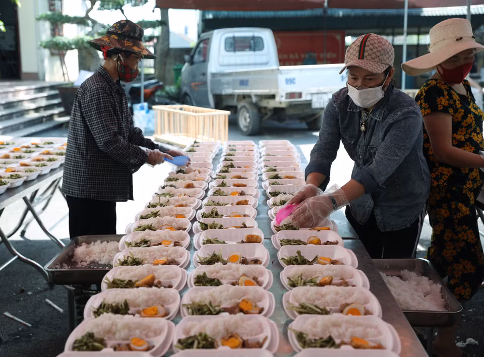 Hội Phụ nữ xã Việt Tiến chuẩn bị các suất cơm cho các khu cách ly trên địa bàn xã. (Ảnh: Danh Lam/TTXVN)