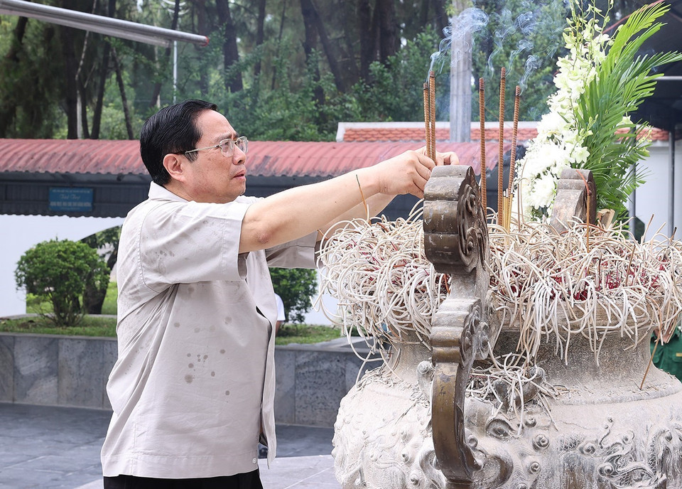 Hình ảnh Thủ tướng Phạm Minh Chính dâng hương, hoa tại khu mộ 10 nữ anh hùng liệt sỹ thanh niên xung phong đã anh dũng hy sinh tại Ngã ba Đồng Lộc trong kháng chiến chống Mỹ, cứu nước. (Ảnh: Dương Giang/TTXVN)