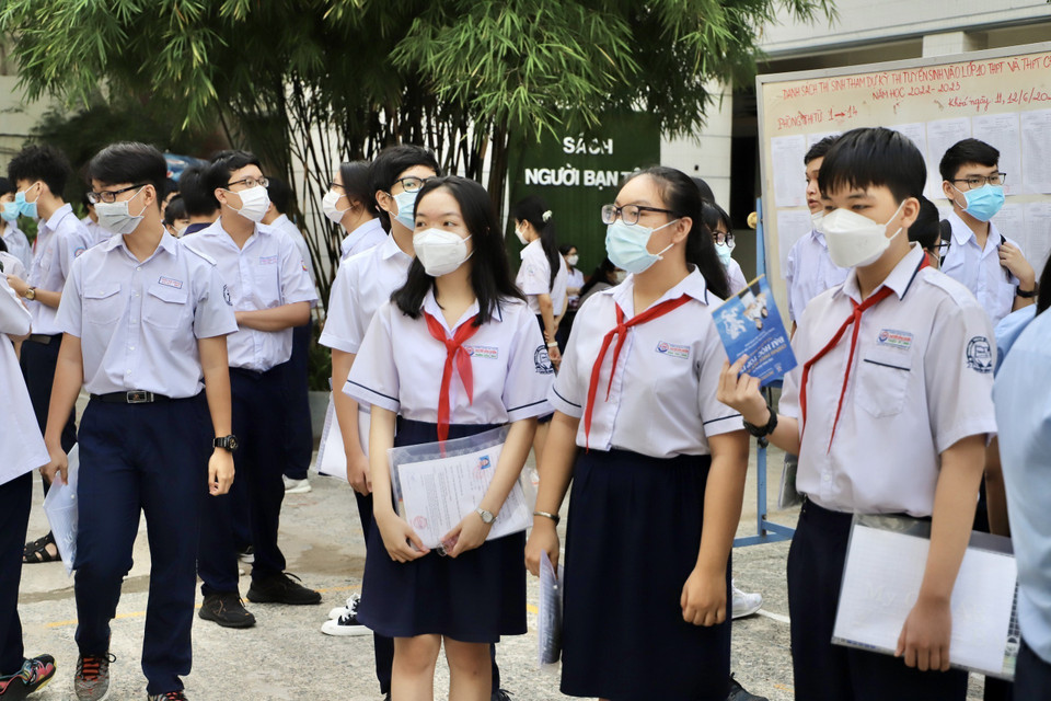 Ngay từ 6 giờ sáng, rất đông các thí sinh đã tới điểm thi trường Trung học phổ thông Bùi Thị Xuân (Quận 1) tham gia môn thi đầu tiên. (Ảnh: Hồng Giang/TTXVN)