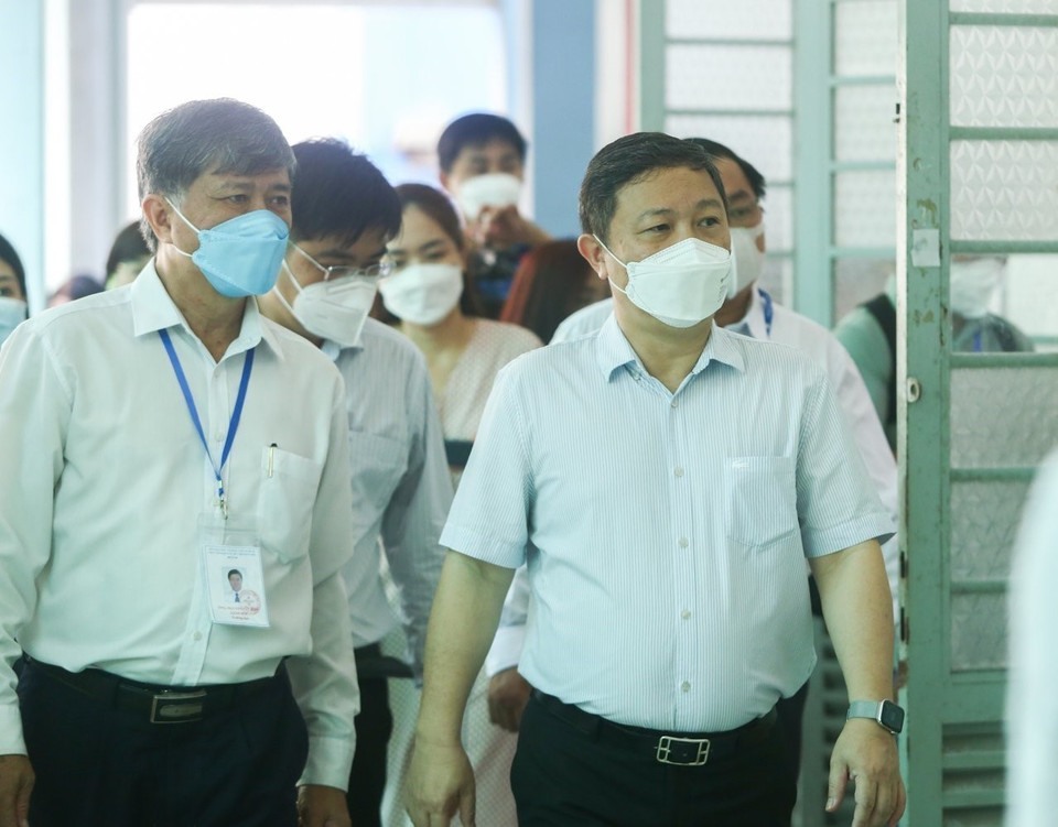 Ông Dương Anh Đức, Phó Chủ tịch Ủy ban Nhân dân Thành phố Hồ Chí Minh (bên phải) cùng ông Nguyễn Văn Hiếu, Giám đốc Sở Giáo dục và Đào tạo Thành phố Hồ Chí Minh tới kiểm tra tại điểm thi trường Trung học cơ sở Bàn Cờ (Quận 3). (Ảnh: Thu Hương/TTXVN)