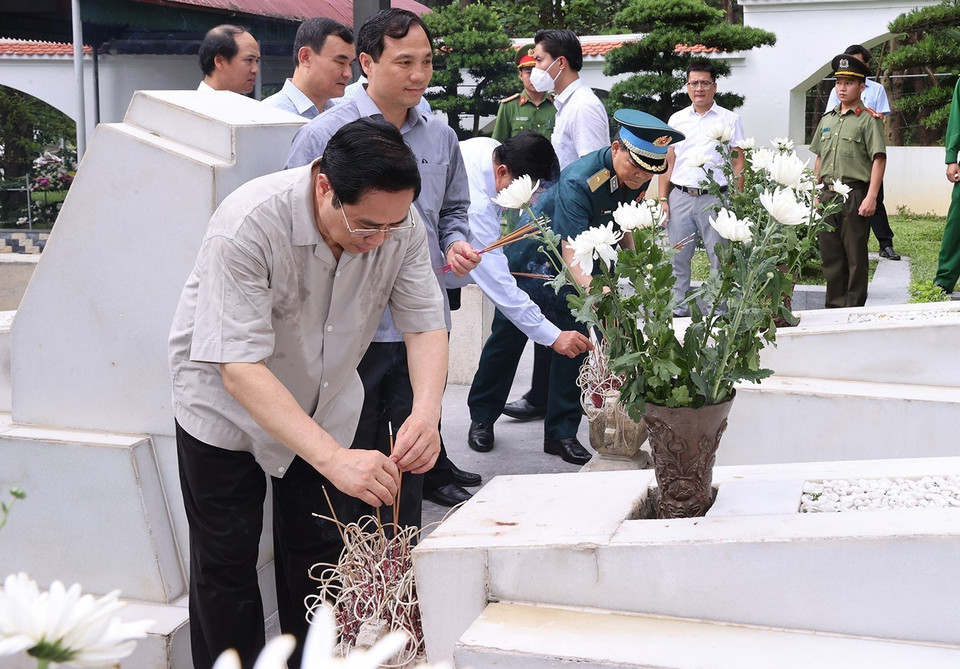 Thủ tướng Phạm Minh Chính dâng hương, hoa tại khu mộ 10 nữ anh hùng liệt sỹ thanh niên xung phong đã anh dũng hy sinh tại Ngã ba Đồng Lộc trong kháng chiến chống Mỹ, cứu nước. (Ảnh: Dương Giang/TTXVN)