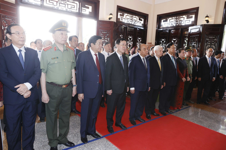 Chủ tịch nước Nguyễn Xuân Phúc cùng các lãnh đạo, nguyên lãnh đạo Đảng, Nhà nước tới dâng hương, hoa tại Khu lưu niệm đồng chí Phạm Hùng. (Ảnh: Thống Nhất/TTXVN)