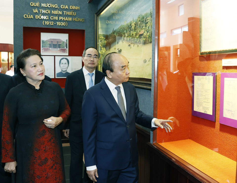 Chủ tịch nước Nguyễn Xuân Phúc, nguyên Chủ tịch Quốc hội Nguyễn Thị Kim Ngân thăm Khu lưu niệm đồng chí Phạm Hùng. (Ảnh: Thống Nhất/TTXVN)