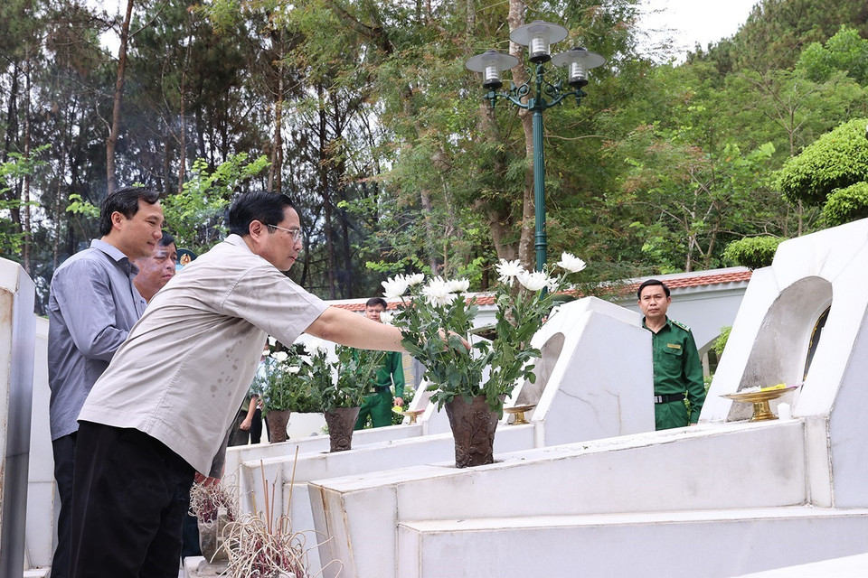 Thủ tướng Phạm Minh Chính dâng hương, hoa tại khu mộ 10 nữ anh hùng liệt sỹ thanh niên xung phong đã anh dũng hy sinh tại Ngã ba Đồng Lộc trong kháng chiến chống Mỹ, cứu nước. (Ảnh: Dương Giang/TTXVN)
