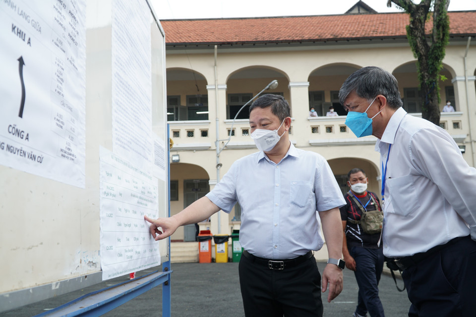 Ông Dương Anh Đức, Phó Chủ tịch Ủy ban Nhân dân Thành phố Hồ Chí Minh (bên trái) cùng ông Nguyễn Văn Hiếu, Giám đốc Sở Giáo dục và Đào tạo Thành phố Hồ Chí Minh tới kiểm tra tại điểm thi trường Trung học phổ thông Chuyên Lê Hồng Phong (Quận 5). (Ảnh: Thu Hương/TTXVN)