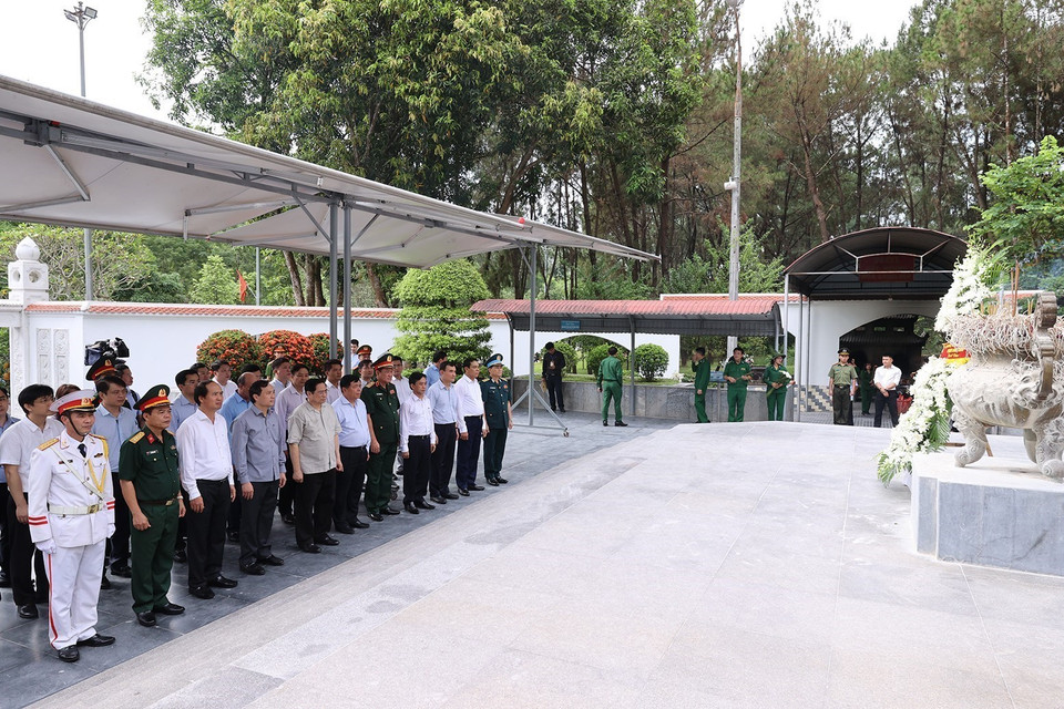 Sáng 11/6, Thủ tướng Phạm Minh Chính và đoàn công tác đến dâng hương, hoa tưởng niệm các Anh hùng liệt sỹ tại Khu Di tích lịch sử Ngã ba Đồng Lộc (huyện Can Lộc) - nơi ghi danh hơn 4.000 liệt sỹ thanh niên xung phong cả nước và khu mộ 10 nữ Anh hùng liệt sỹ thanh niên xung phong. (Ảnh: Dương Giang/TTXVN)
