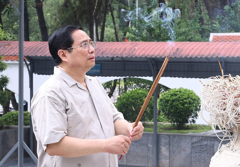Thủ tướng Phạm Minh Chính dâng hương, hoa tại khu mộ 10 nữ anh hùng liệt sỹ thanh niên xung phong đã anh dũng hy sinh tại Ngã ba Đồng Lộc trong kháng chiến chống Mỹ, cứu nước. (Ảnh: Dương Giang/TTXVN)