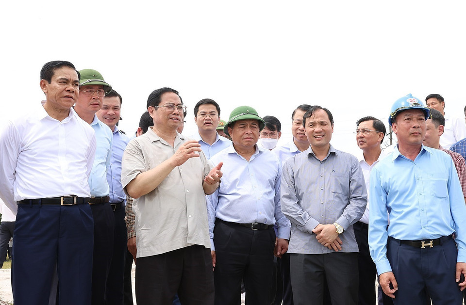 Hình ảnh Thủ tướng Phạm Minh Chính khảo sát thực trạng mỏ sắt Thạch Khê. (Ảnh: Dương Giang/TTXVN)