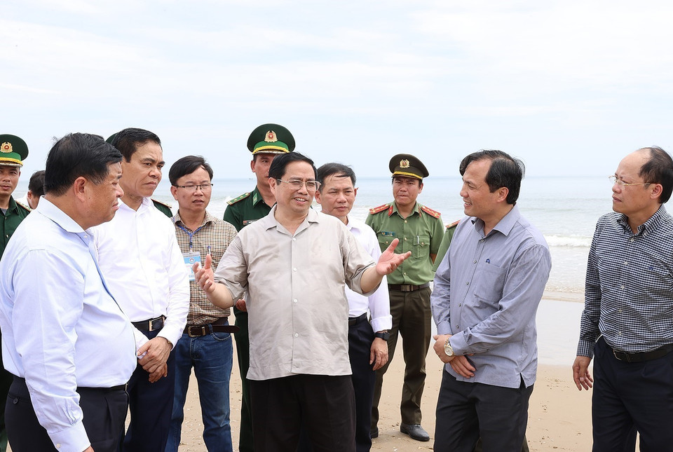 Thủ tướng Phạm Minh Chính trao đổi sau khi khảo sát khu vực bãi biển Thạch Hà. (Ảnh: Dương Giang/TTXVN)
