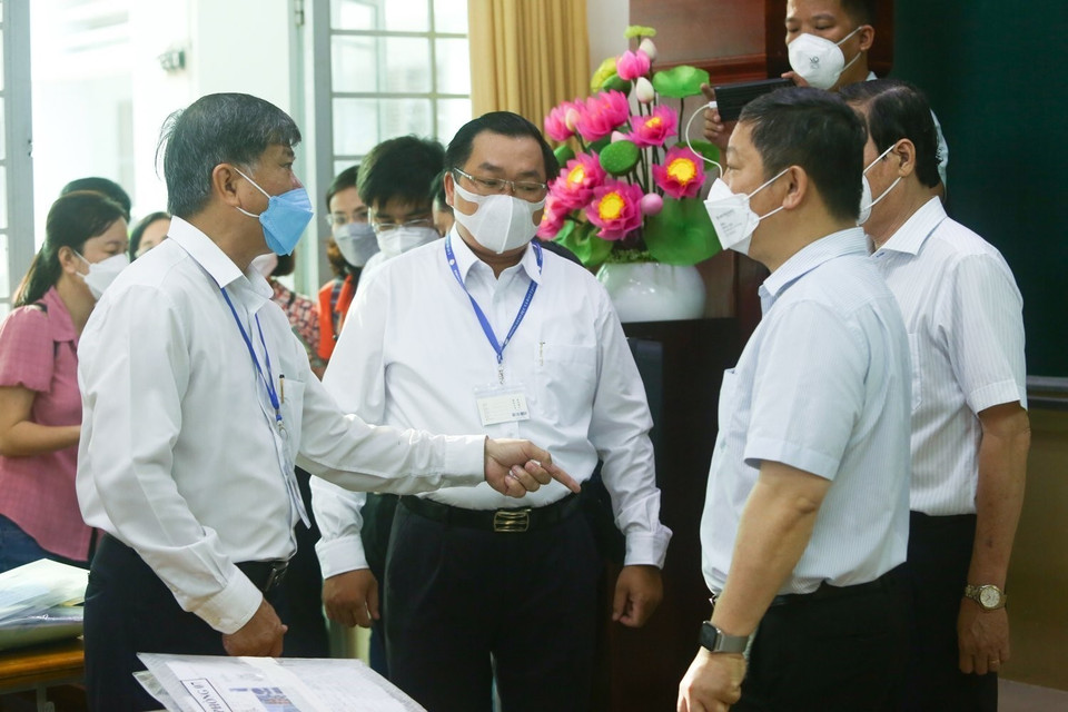 Ông Dương Anh Đức, Phó Chủ tịch Ủy ban nhân dân Thành phố Hồ Chí Minh (bên phải) cùng đoàn lãnh đạo tới kiểm tra tại điểm thi trường Trung học cơ sở Bàn Cờ (Quận 3). (Ảnh: Thu Hương/TTXVN)