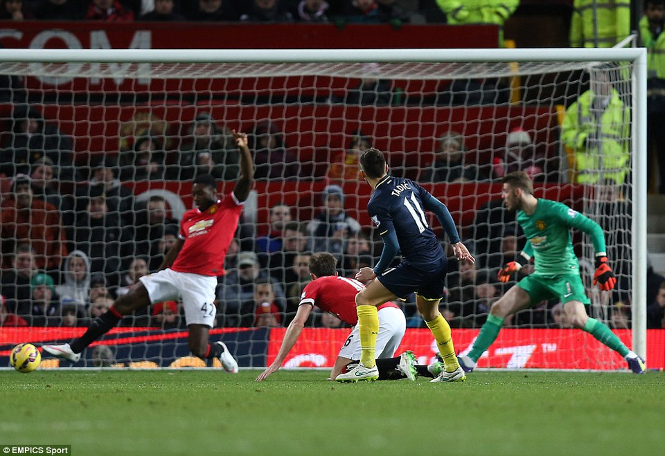 Dusan Tadic khiến Old Trafford chết lặng với bàn thắng duy nhất của trận đấu.