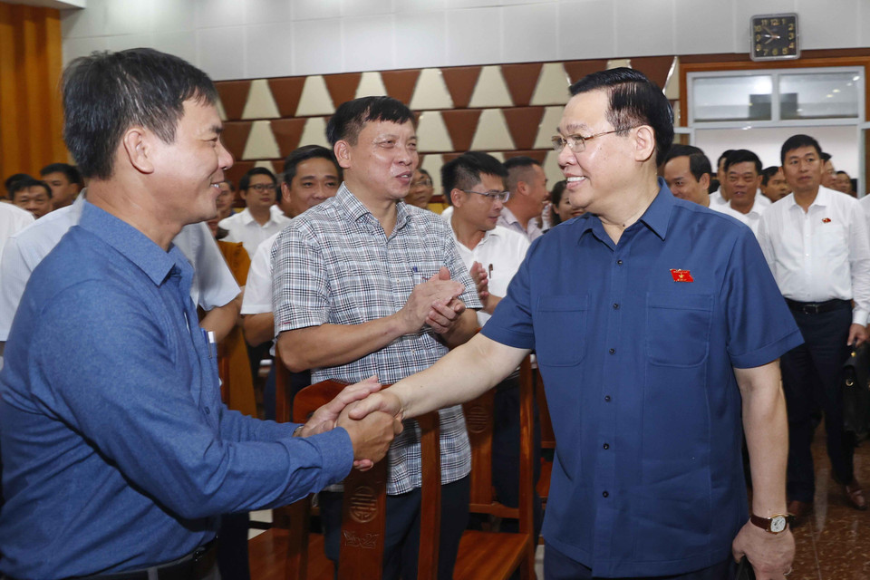 Chủ tịch Quốc hội Vương Đình Huệ với cử tri huyện Thủy Nguyên. (Ảnh: Doãn Tấn/TTXVN)