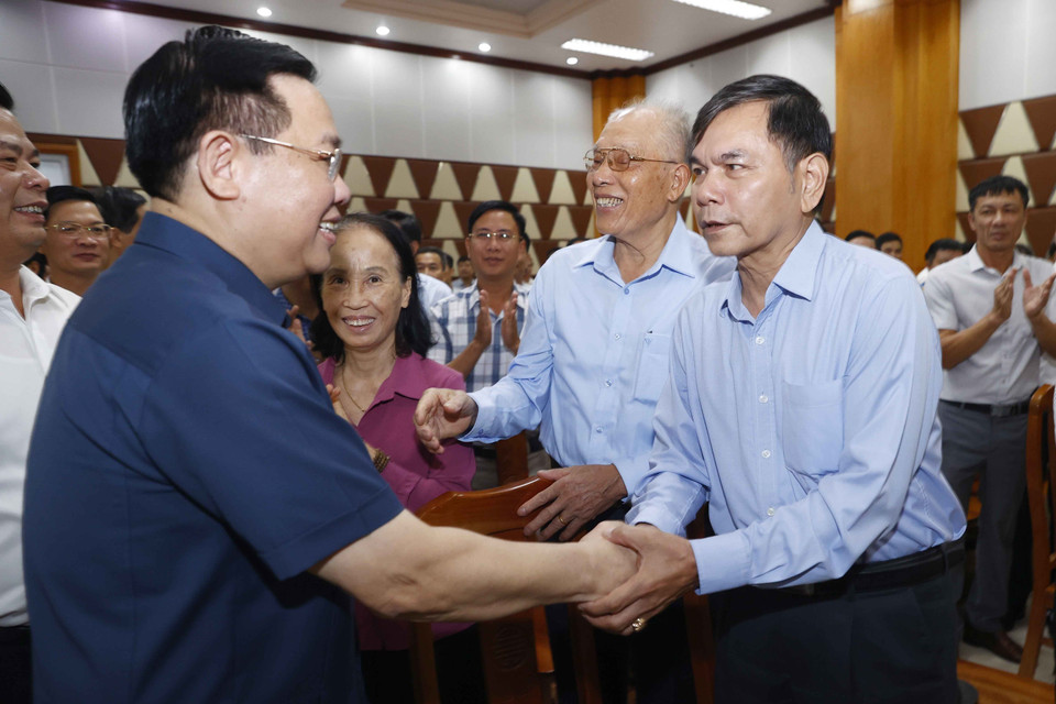 Chủ tịch Quốc hội Vương Đình Huệ với cử tri huyện Thủy Nguyên. (Ảnh: Doãn Tấn/TTXVN)