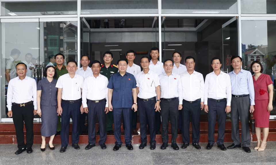 Chủ tịch Quốc hội Vương Đình Huệ cùng Đoàn đại biểu Quốc hội thành phố Hải Phòng với lãnh đạo huyện Thủy Nguyên. (Ảnh: Doãn Tấn/TTXVN)