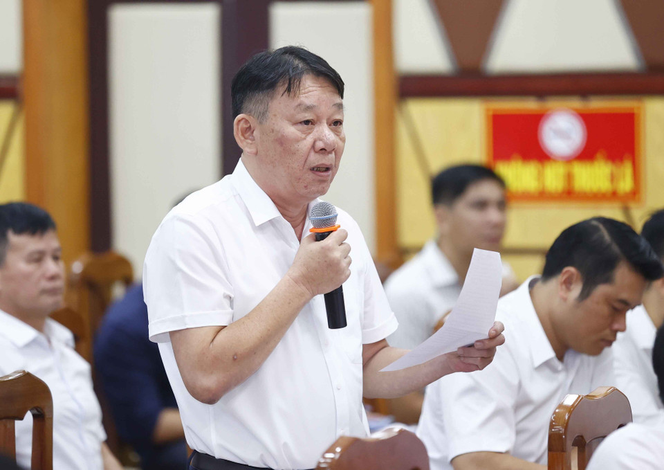 Cử tri Bùi Thế Hiệp phát biểu ý kiến về tình trạng giáo viên nghỉ việc, thiếu giao viên, biên soạn sách giáo khoa. (Ảnh: Doãn Tấn/TTXVN)