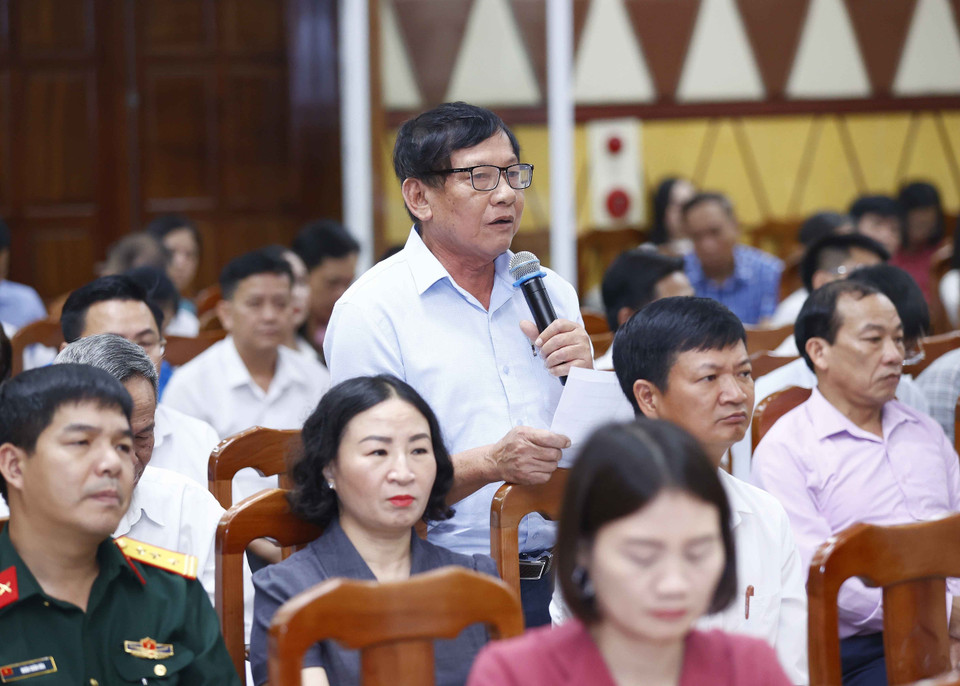 Cử tri Trần Văn San phát biểu ý kiến về quy hoạch chung thành phố Hải Phòng. (Ảnh: Doãn Tấn/TTXVN)