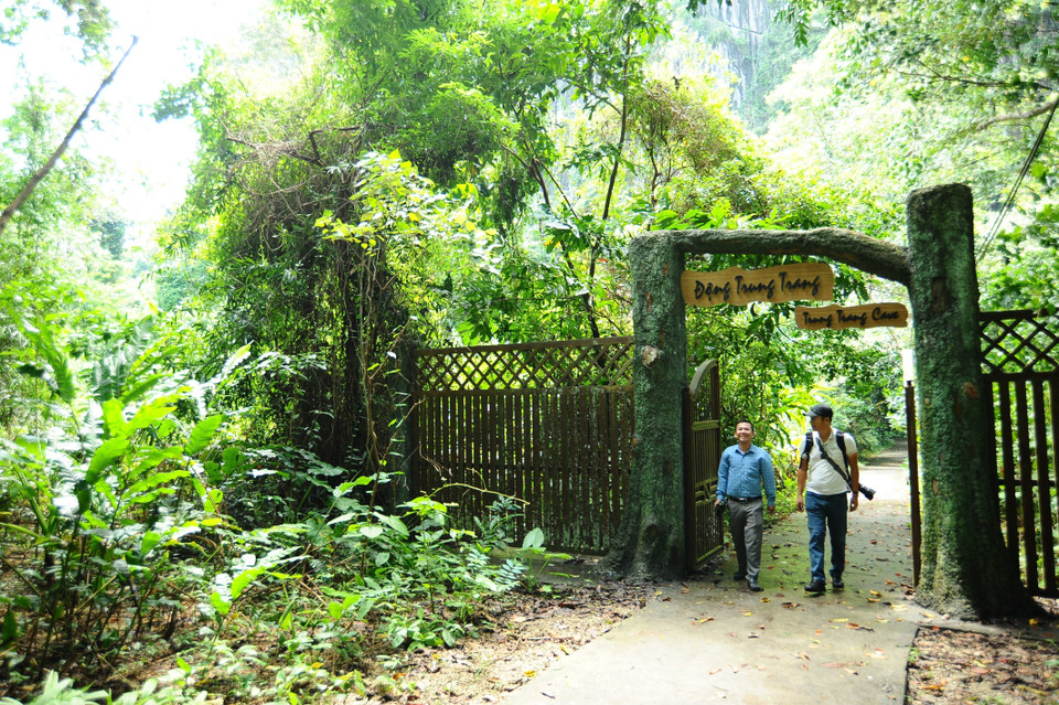 Động Trung Trang hằng năm thu hút nhiều chục nghìn lượt khách trong nước và quốc tế đến thăm quan. (Ảnh: Minh Đức/TTXVN)