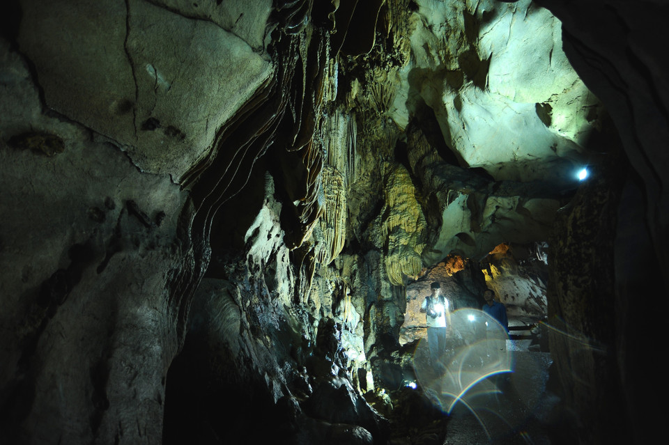Động Trung Trang có chiều dài khoảng 300m xuyên qua lòng núi với hàng ngàn vạn thạch nhũ với muôn vạn hình dạng kỳ thú khác nhau. (Ảnh: Minh Đức/TTXVN)
